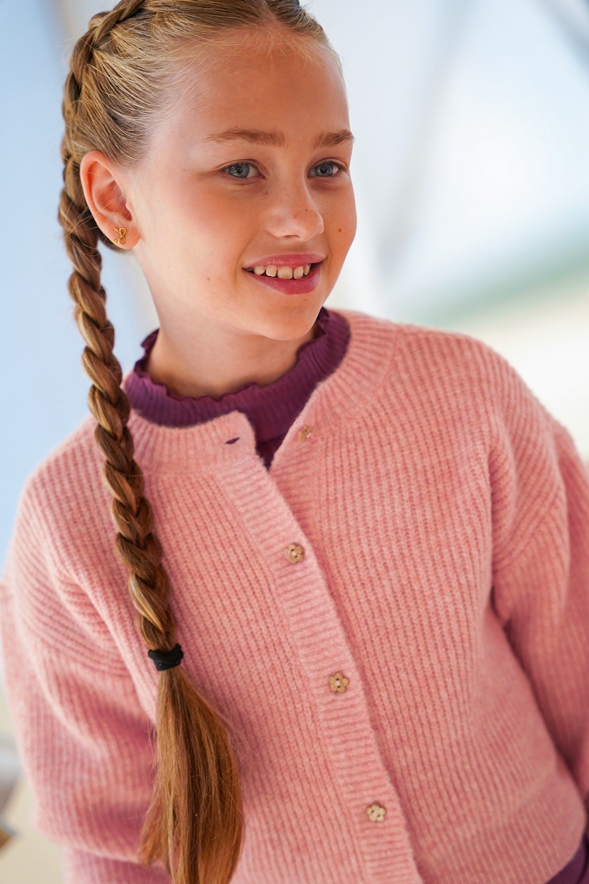 Do knitted cardigan with button closure