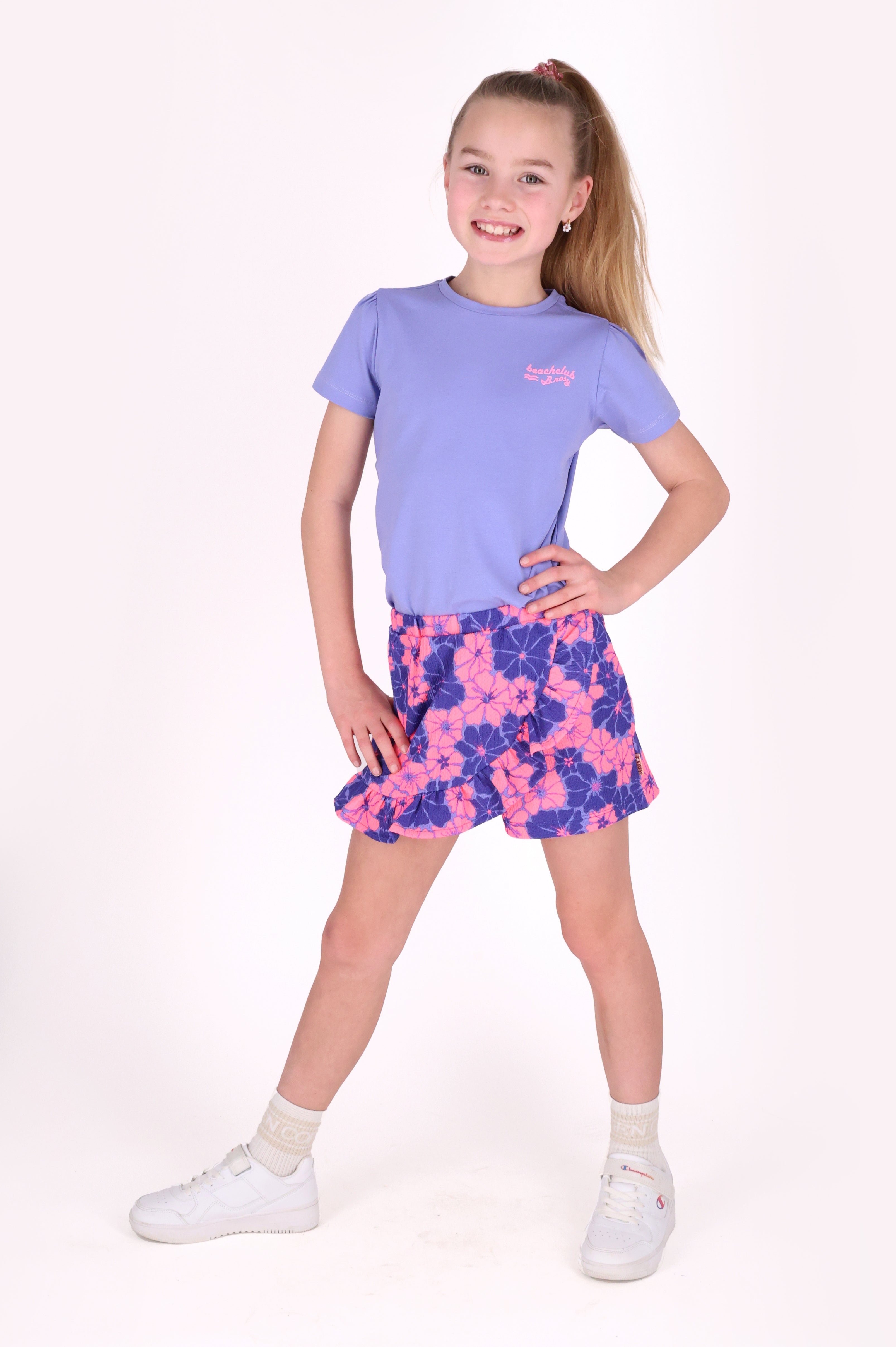B.Nosy girls skort Raven